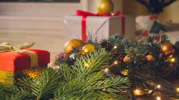 Zbliżenie obrazu świecącą garland światła i prezenty świąteczne w polach — Zdjęcie stockowe