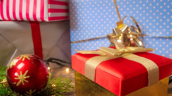 Hermosa imagen para vacaciones de invierno y celebraciones. Cajas de regalo, luces brillantes y decoración navideña sobre fondo de madera —  Fotos de Stock