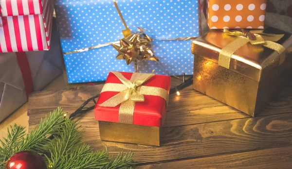 Imagem de close-up de caixas de presente de Natal coloridas e presentes no fundo de madeira — Fotografia de Stock