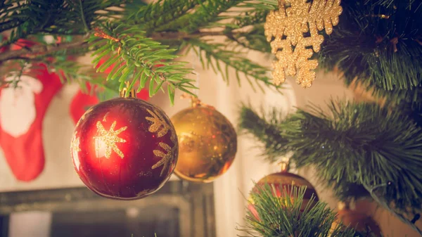 Imagen tonificada de primer plano de hermoso árbol de Navidad decorado con bolas y copos de nieve — Foto de Stock