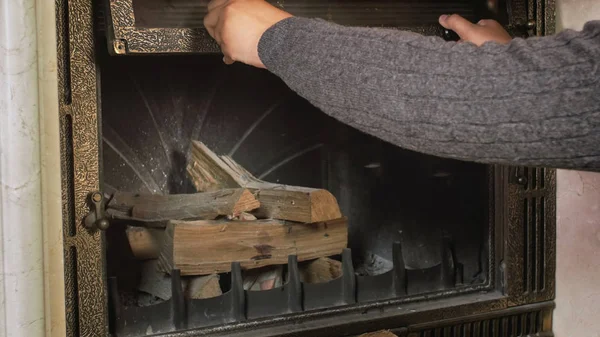 Imagen de primer plano del hombre en suéter abriendo la puerta de cristal chimenea —  Fotos de Stock