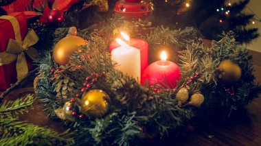 Dekoratif Noel çelenk üç yanan mumlar görüntüsünü tonda