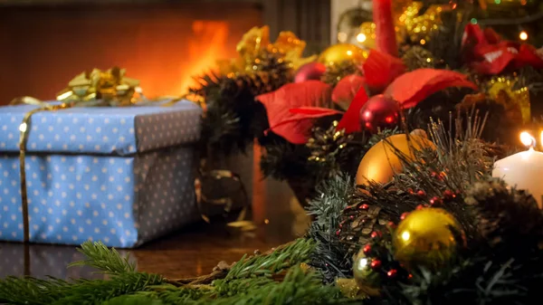 Imagen de cerca de la corona decorativa de Navidad y adornos en la mesa de madera —  Fotos de Stock