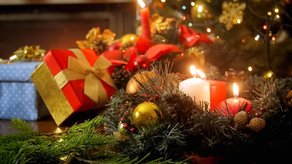 Detailní snímky hořících svíček v vánoční věnec v obývacím pokoji — Stock fotografie