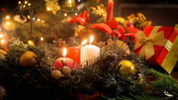 圣诞夜装饰花环上三根燃烧蜡烛的特写图像 — 图库照片