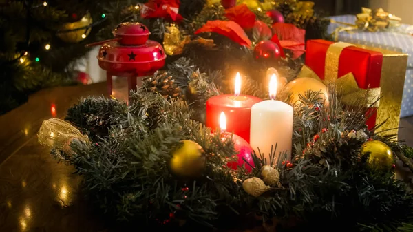 Imagem CLoseup de três velas em chamas na mesa de madeira decorada para a celebração de Natal — Fotografia de Stock