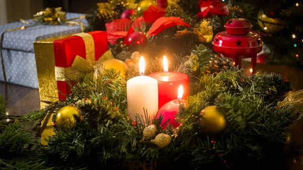 美丽的冬季假期和庆祝背景。在圣诞花环上燃烧蜡烛 — 图库照片