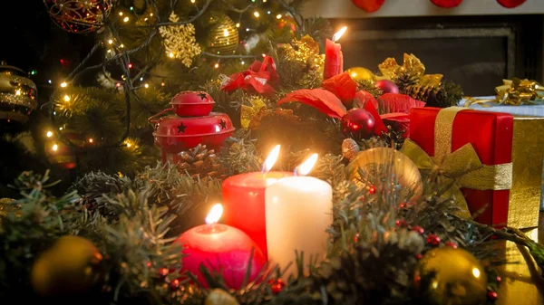 輝くカラフルなクリスマス ライトに対して 3 つのろうそくのクローズ アップ画像 — ストック写真