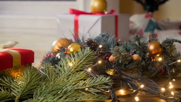 4k gros plans de la caméra se déplaçant le long de Chrismtas lumineux lumières ang cadeaux — Video