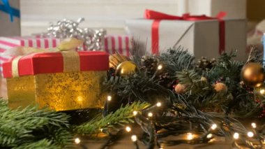 Closeup Noel hediyeleri ve renkli baubles ahşap masanın üzerinde hareketli kamera 4k video