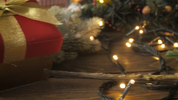 Closeup vídeo da câmera se movendo ao longo 2018 Velas de Natal e decorações de férias de inverno — Vídeo de Stock