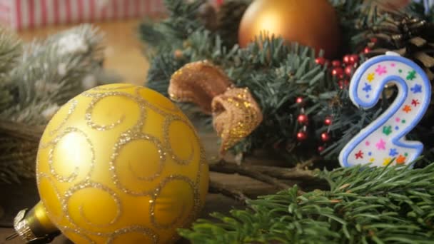 4k panning footage of camera moving along table with Christmas and 2018 new year decorations — Stock Video