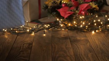 Hediyeler Noel ağacı altındaki renkli kutulara koyarak ebeveynlerin closeup 4k görüntüleri