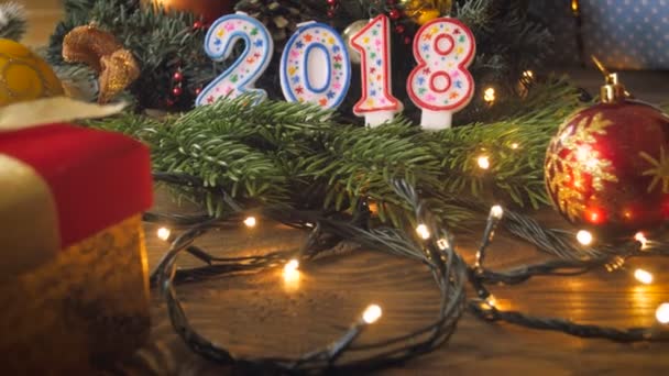 Nahaufnahme-Video von Kamera zoomt langsam auf Silvesterknaller 2018 gegen Weihnachtsbaum — Stockvideo