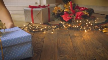 Katta salon, Noel hediyesi koyarak ebeveyn eller görüntülerini closeup 4k