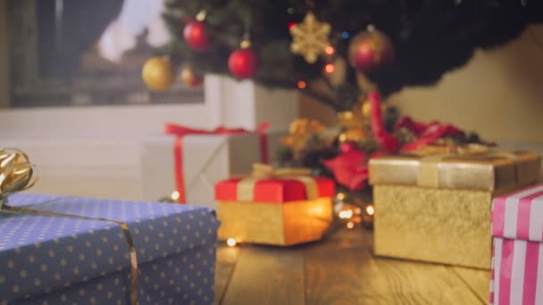 Closeup gestemde video van veel kleurrijke giften en stelt op verdieping onder kerstboom — Stockvideo