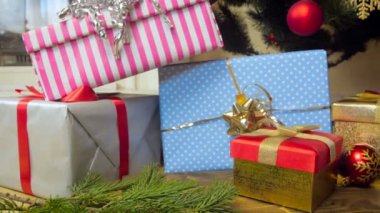 Closeup büyük Esmeralda kamera 4k video hediyeler yığınları ve Noel ağacının altında sunar