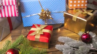 Yavaş yavaş Noel hediyeleri ve yerde yatarken baubles üzerinde kaydırma kamera görüntülerini closeup 4k