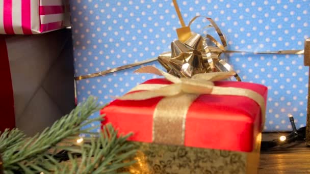 Closeup 4k πλάνα του λαμπερό φως γιρλάντες και χριστουγεννιάτικα δώρα από Santa — Αρχείο Βίντεο
