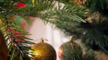 Cdecorated Noel ağaç dalları ile uçan kamera görüntülerini closeup 4k