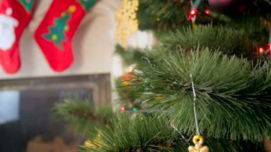 Güzel bir şekilde dekore edilmiş Noel ağacı doğru hareketli kamera görüntülerini closeup 4k