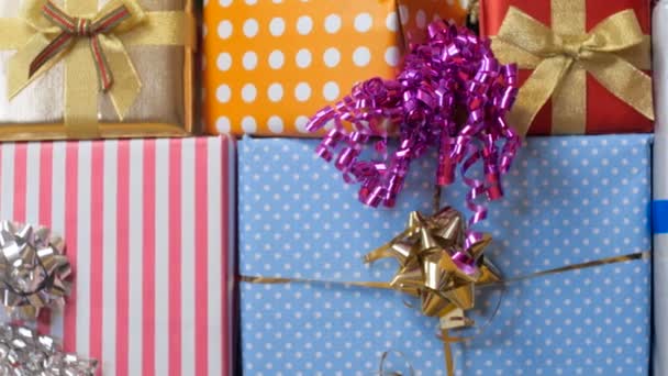 Primer plano 4k video de alta pila de regalos de cumpleaños en cajas de colores — Vídeos de Stock