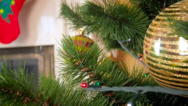 Nahaufnahme 4k-Video der Kamera, die sich durch Äste des entfärbten Weihnachtsbaums bewegt