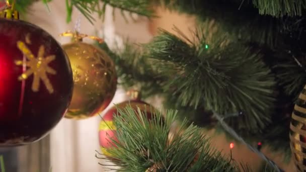 Gros plan vidéo 4k de caméra se déplaçant lentement à l'intérieur de l'arbre de Noël décoré 
