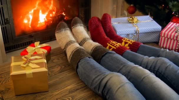 Closeup 4k imagens da família vestindo meias de lã relaxando junto à lareira na noite de Natal — Vídeo de Stock