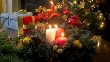Mumlar yanan doğru yavaşça ve Noel ağacı dekore edilmiş kamera 4 k görüntüleri