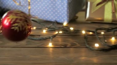 Düşen ve haddeleme kırmızı Noel biblo closeup ağır çekim görüntüleri