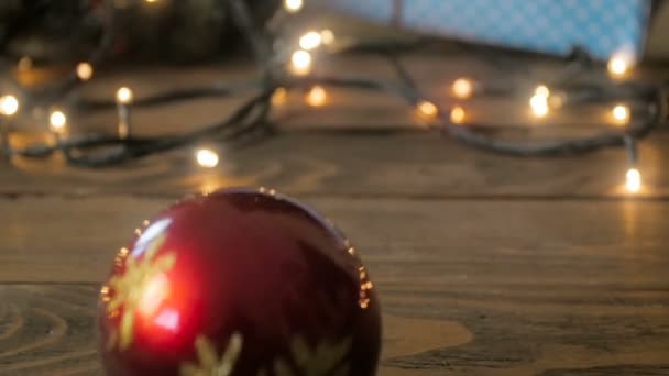 Крупный план замедленной съемки камеры после падения безделушки с рождественской елки — стоковое видео