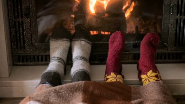 Nahaufnahme von Familie beim Entspannen und Liegen am brennenden Kamin — Stockvideo