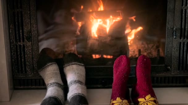 Slow motion video of romantic couple lying at burning fireplace — Stock Video