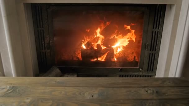 Images au ralenti de cheminée en feu dans le salon avec bureau en bois 