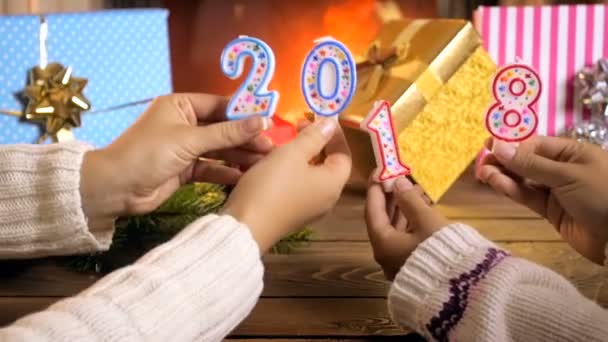 Imágenes en cámara lenta de dos niñas sosteniendo velas de Año Nuevo 2018 — Vídeo de stock