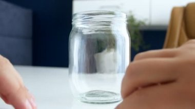 Genç çift cam üzerinde başlık tasarruf yapışmasını görüntülerini closeup 4k