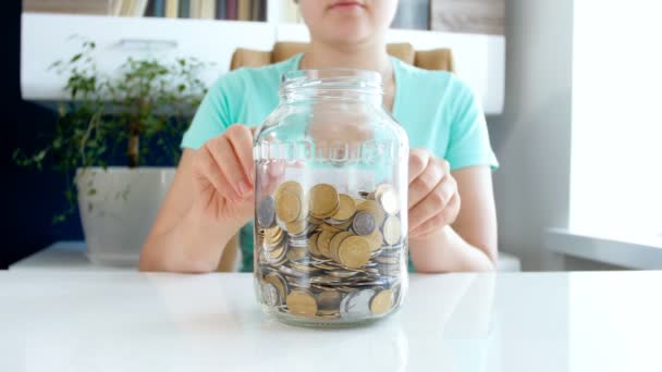Imagens de close-up 4k de uma jovem economizando dinheiro para pagar créditos e empréstimos — Vídeo de Stock