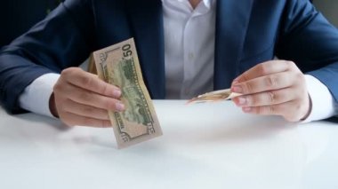 Yatırım ve tasarruf para bize dolar para birimi yerine Euro seçerek genç işadamı kavramsal 4 k görüntüleri