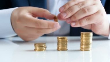 genç işadamı builsing kuleleri metal paralar üzerinden 4 k video. Finansal büyüme kavramı