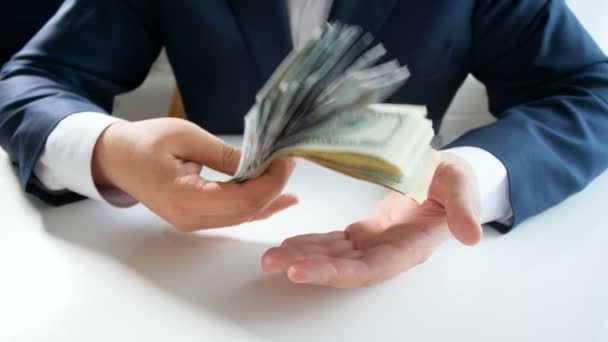 Closeup 4k imagens de jovem empresário batendo palmas com montão de dinheiro na mão — Vídeo de Stock