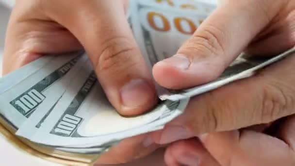 Imagens de close-up 4k de mãos masculinas contando grande pilha de notas de dólares dos EUA — Vídeo de Stock