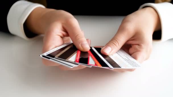 Close-up 4k imagens de jovem empresária olhando para grande pilha de cartões de crédito — Vídeo de Stock