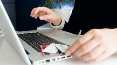 Genç işkadını sorunları wuth kredi kartları online purchaes internet mağazasında yaparken sahip 4 k video