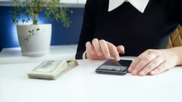 4k кадри молодої бізнес-леді, що рахують гроші на калькуляторі смартфонів — стокове відео