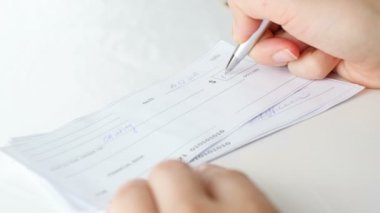 Genç kadın 1000 dolar banka çeki ile kalem imzalama görüntülerini closeup 4k