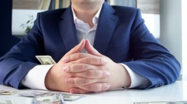 Bizim işadamı üzerinde office masanın arkasında oturan düşen dolar slow motion video