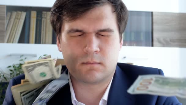 Imágenes de primer plano en cámara lenta de una gran pila de dinero volando y golpeando a un hombre de negocios en la cara — Vídeo de stock