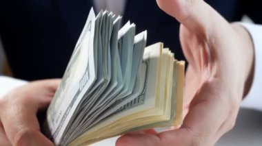 Büyük para yığını ile saygısız işadamı closeup ağır çekim görüntüleri