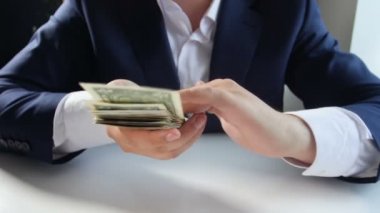 Başarılı iş adamı büyük dolar yığını para atma ağır çekim görüntüleri